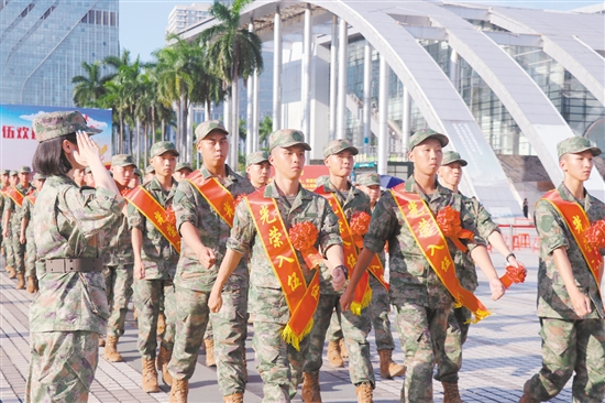 我市舉行隆重的新兵歡送儀式。朱磊磊