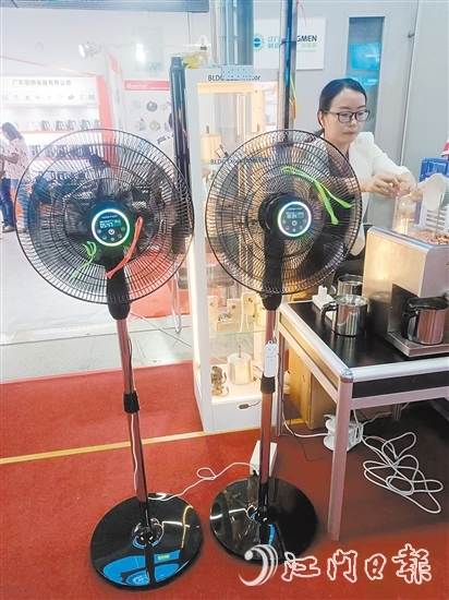 路思拓的“七彩LED燈光+香薰盒+自帶電池”16寸無軸電機風扇。