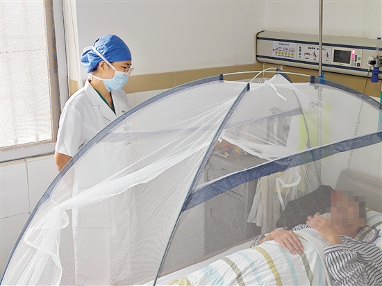 醫(yī)生在詢問登革熱患者情況。