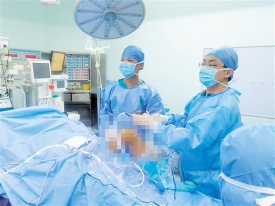 ?江門市五邑中醫(yī)院運(yùn)動(dòng)醫(yī)學(xué)科以“中醫(yī)+微創(chuàng)”為治療特色，應(yīng)用關(guān)節(jié)鏡微創(chuàng)治療運(yùn)動(dòng)損傷。