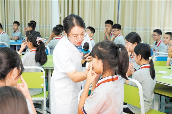 馬玉瑩教學生找穴位。