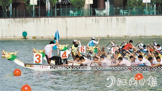 比賽中，禮樂禮聯(lián)龍舟隊(duì)劈波斬浪，勇往直前，展現(xiàn)出了團(tuán)結(jié)拼搏、和諧進(jìn)取的龍舟精神。受訪者供圖