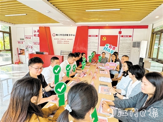 新市民在“新市民議事廳”上給社區(qū)治理提出意見(jiàn)建議。