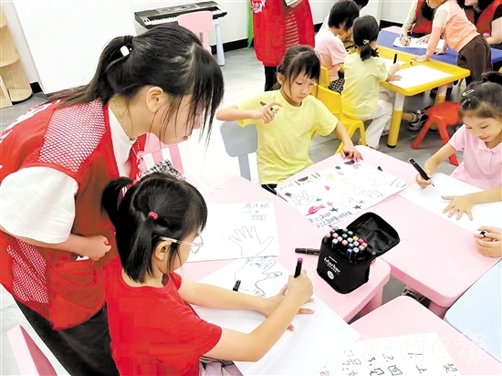 愛(ài)心助教鼓勵(lì)小朋友寫(xiě)下對(duì)周末課堂的期許。