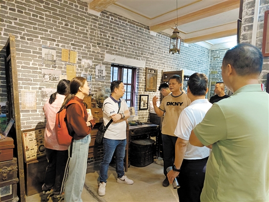 倉東遺產(chǎn)教育基地成為人們了解僑鄉(xiāng)歷史文化的一個平臺，經(jīng)常有人來這里參觀學(xué)習(xí)。