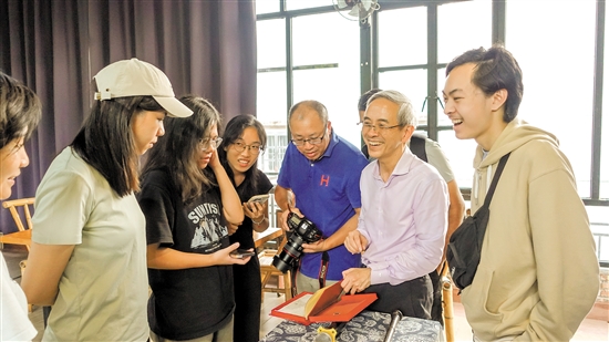 黃植良（穿白衣服者）在“倉東Talk”活動期間，和現(xiàn)場參與者互動。