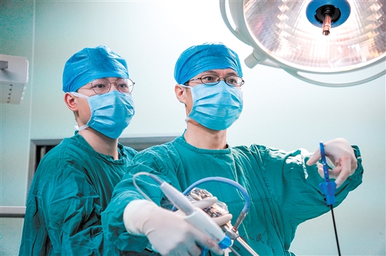 醫(yī)生為患者行腹腔鏡下腎上腺瘤切除術(shù)。