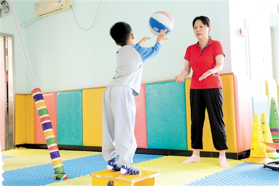 患兒在專業(yè)人士指導(dǎo)下進(jìn)行感統(tǒng)訓(xùn)練。