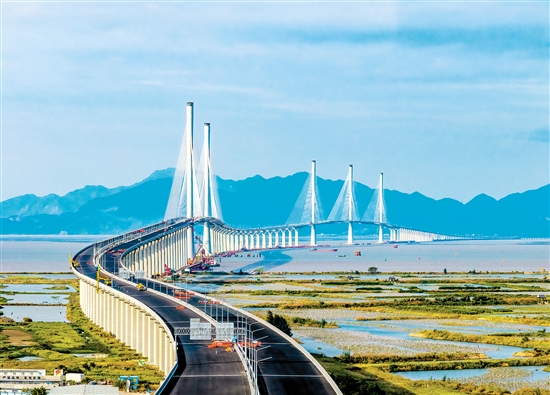 全線完成瀝青鋪裝的黃茅海跨海通道路面實(shí)現(xiàn)“白轉(zhuǎn)黑”。