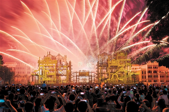 赤坎華僑古鎮(zhèn)推出“火秀”表演，吸引眾多游客。