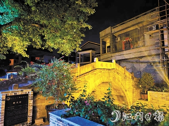 跨龍村歷史文化底蘊(yùn)深厚。圖為有著300余年歷史的跨龍橋“一河兩岸”景色。