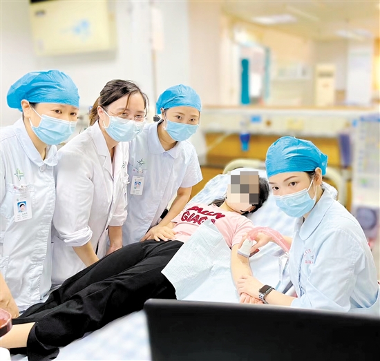 醫(yī)護(hù)人員在B超引導(dǎo)下制作內(nèi)瘺圖。