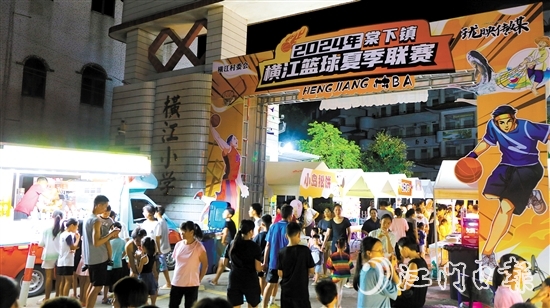 橫江“村BA”的賽場邊開設(shè)了美食夜市，讓觀眾既能看球賽，也能品美食。