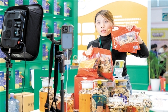 新寶堂的電商主播在直播帶貨。