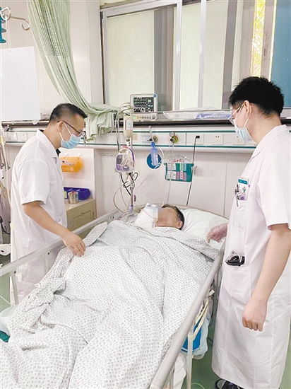 醫(yī)生在查看患者病情。