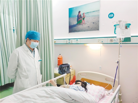 醫(yī)生詢問紅斑狼瘡患者身體情況。