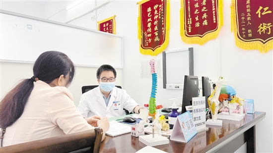 醫(yī)生為帶狀皰疹患者看診。