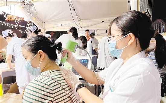 醫(yī)護(hù)人員變身“夜市攤主”，免費(fèi)為群眾提供中醫(yī)藥診療服務(wù)。