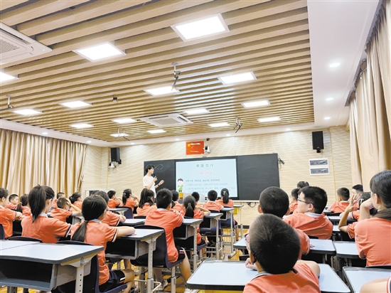 中醫(yī)藥專家走進(jìn)學(xué)校進(jìn)行中醫(yī)藥文化科普。