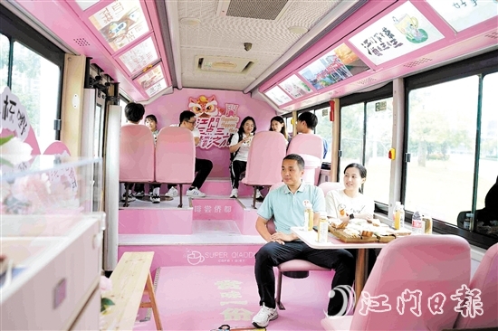 運動員和教練員乘坐“三點三下午茶”公交江海專線，感受江海魅力。