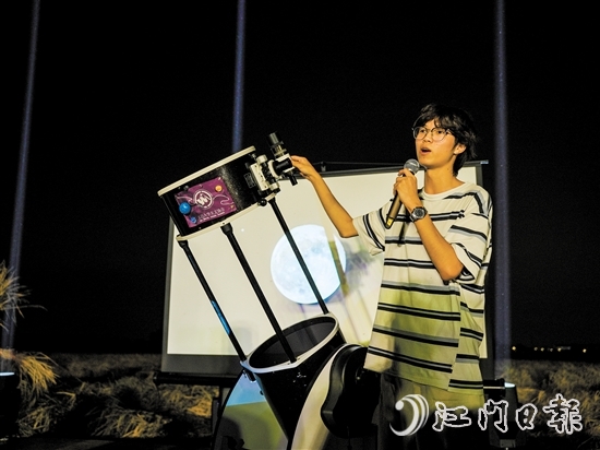 五邑大學(xué)學(xué)生帶來天文望遠(yuǎn)鏡，和當(dāng)?shù)卮迕褚黄鹩^星望月。