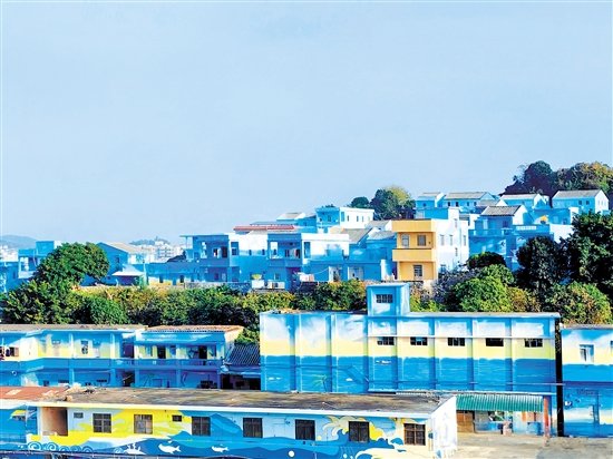 經(jīng)過改造后，鯤鵬村的舊房屋披上具有海洋元素的“外衣”（上圖），村容村貌明顯改善。
