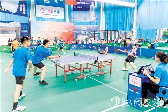 比賽現(xiàn)場，各隊伍競爭激烈，參賽選手不時秀出精彩球技。