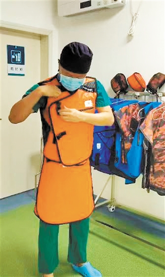 為了保護自己，每次進行介入手術(shù)前，醫(yī)生必須“全副武裝”。