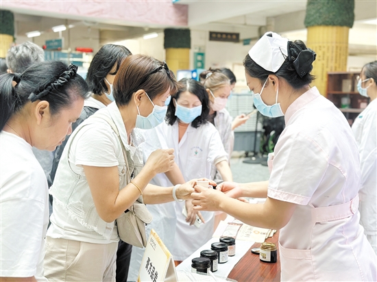 活動現(xiàn)場，市民在品嘗膏方。