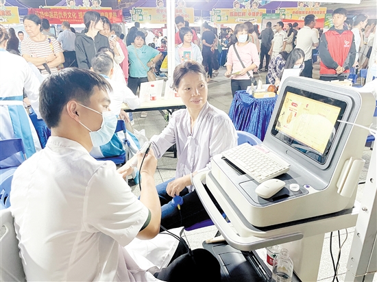 活動現(xiàn)場，市民在進行中醫(yī)人體經(jīng)絡(luò)檢測。