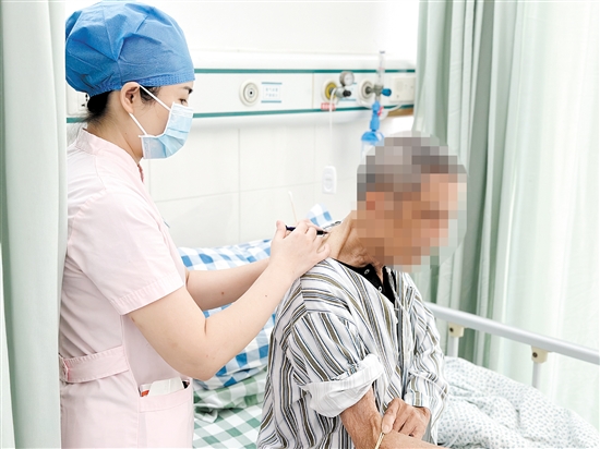 江門市五邑中醫(yī)院肺病科采用中西醫(yī)結(jié)合治療慢阻肺，圖為自體血穴位注射。