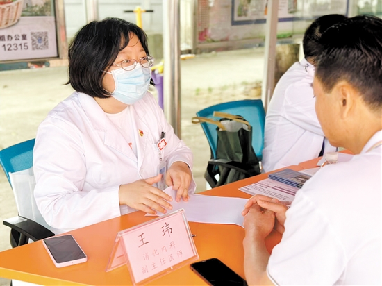 醫(yī)生為消化道患者看診。