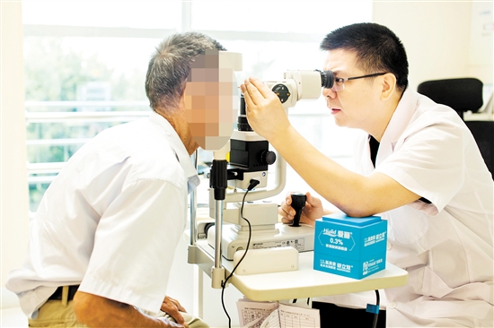 唐聰在為患者檢查眼睛。