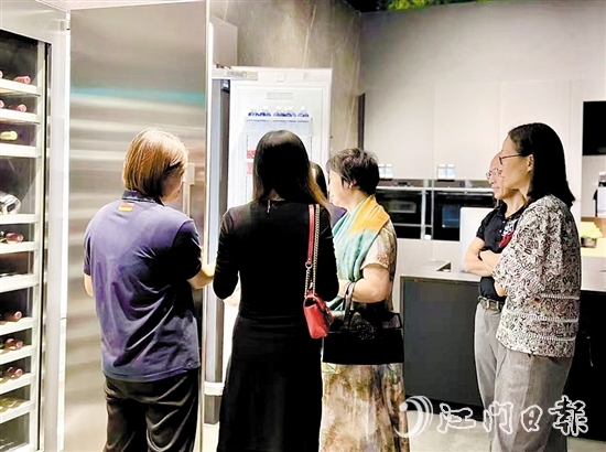 在“以舊換新”補(bǔ)貼的刺激帶動下，市民消費(fèi)熱情高漲。