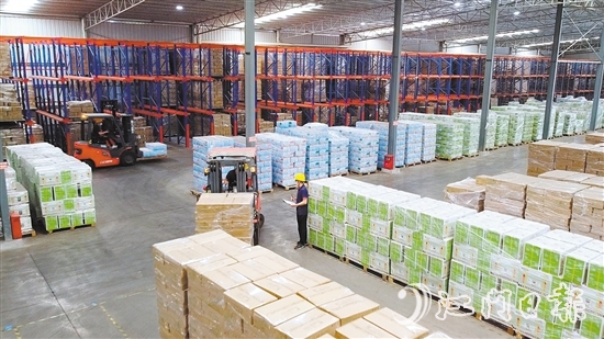 在維生聯(lián)塑的倉(cāng)儲(chǔ)車(chē)間，運(yùn)貨叉車(chē)往來(lái)穿梭，工作人員忙著盤(pán)點(diǎn)準(zhǔn)備運(yùn)往全國(guó)各地的產(chǎn)品。