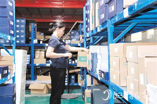 訂單多了，商家忙發(fā)貨。