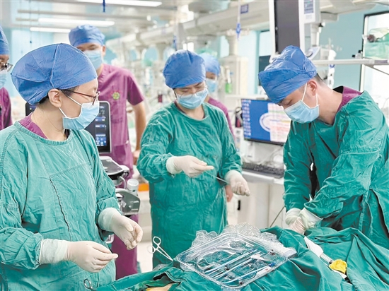 ICU團隊為患者上ECMO（人工膜肺）。