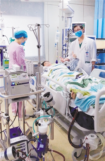 人工膜肺運轉(zhuǎn)期間，患者逐漸清醒，并為醫(yī)護人員點贊。