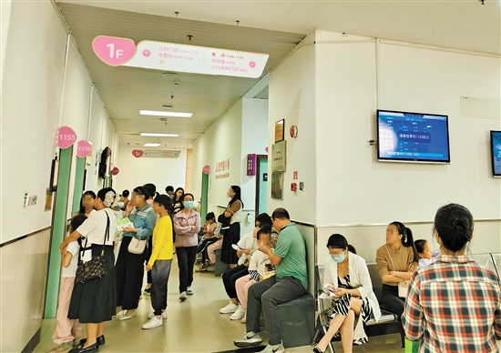 我市不少醫(yī)院的兒科門診接診量有明顯增長趨勢。