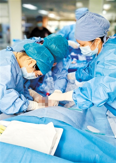 ECMO團(tuán)隊(duì)為患者進(jìn)行緊急置管。