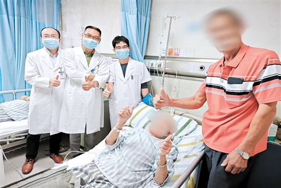 患者及家屬為醫(yī)護人員點贊。