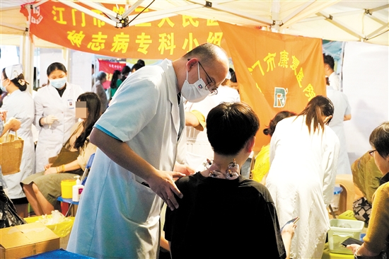 市民在夜市體驗(yàn)中醫(yī)傳統(tǒng)療法。