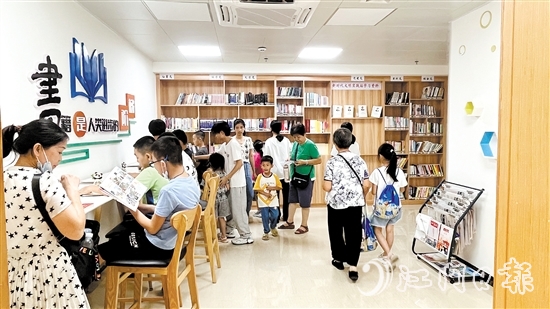 江南街道江翠社區(qū)黨群服務(wù)中心圖書角，一到周末讀者便絡(luò)繹不絕。