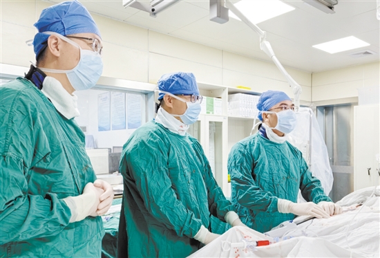 心血管內(nèi)科團(tuán)隊(duì)為患者實(shí)施高難度的ECMO輔助TAVR手術(shù)。