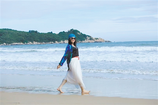 馮碧珍在汕頭南澳島旅游。