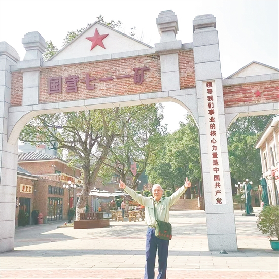 周忠東熱衷紅色旅游。