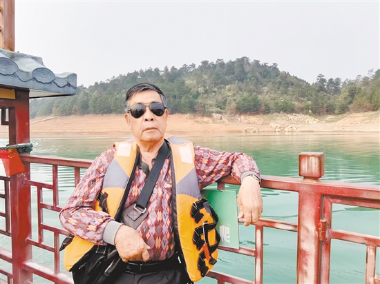 何華晃在外旅游，投身大自然的懷抱。