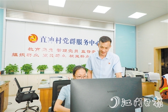 郭衛(wèi)強把在直沖村的奮斗歷程比作馬拉松賽。這是郭衛(wèi)強（右一）參加江門馬拉松賽，途經(jīng)江海城市宣傳畫。范慧敏