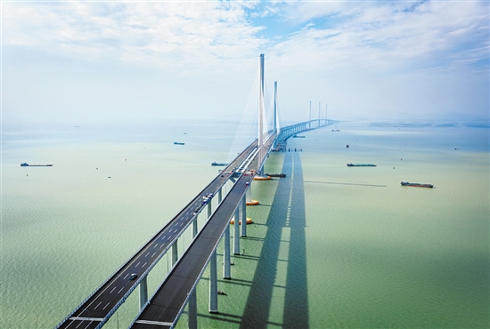 黃茅海跨海通道起于珠海市高欄港區(qū)，東連鶴港高速可直達(dá)港珠澳大橋，與高欄港高速、珠海機(jī)場(chǎng)高速、江珠高速相接，西經(jīng)崖門口跨黃茅海，穿越臺(tái)山廣海灣片區(qū)，連接西部沿海高速、新臺(tái)高速，可直達(dá)陽(yáng)江、粵西腹地。