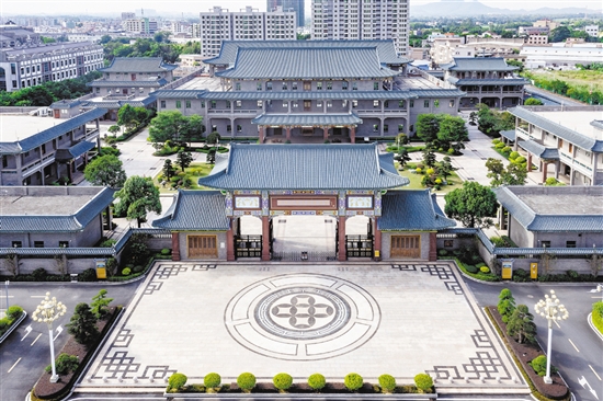 大江鎮(zhèn)是首個(gè)被中國(guó)家具協(xié)會(huì)授予“中國(guó)傳統(tǒng)家具專業(yè)鎮(zhèn)”稱號(hào)的鎮(zhèn)街，擁有傳統(tǒng)家具企業(yè)200多家，從業(yè)人員超5000名。